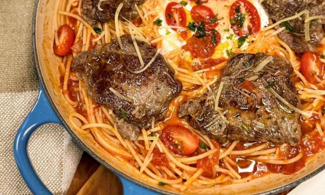 Spaguetti ao Molho de Tomate com Burrata